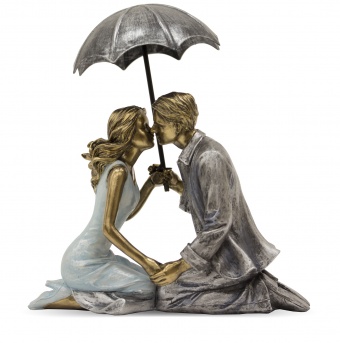 一对夫妇的小雕象与伞