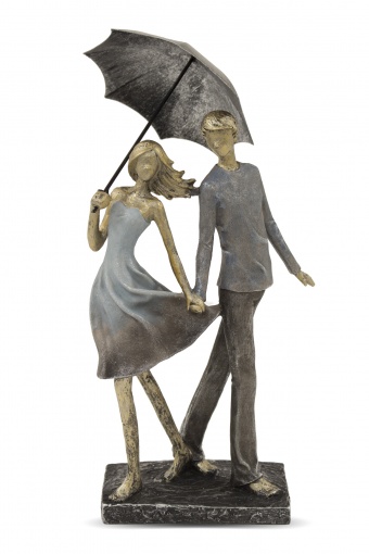 一对夫妇的小雕象与伞